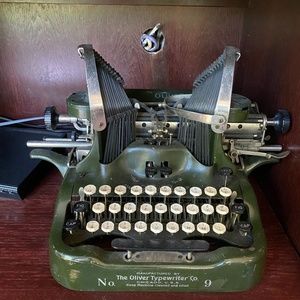 Wonderful Oliver No 9 Antique Typewriter